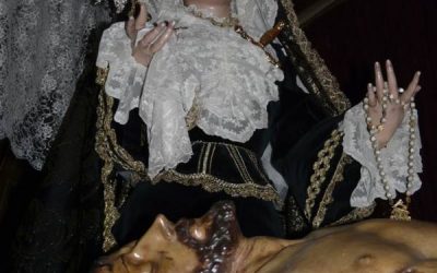 El Santísimo Cristo Yacente invita a los ciezanos a salir de manolo y manola en la procesión magna