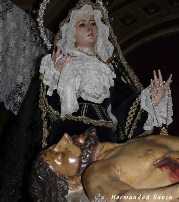 El Santísimo Cristo Yacente invita a los ciezanos a salir de manolo y manola en la procesión magna
